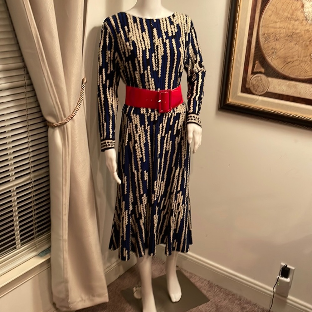 VINTAGE DRESS BLUE & WHITE PIT TO PIT 15 inches STRETCH